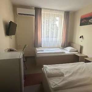 Free Parking, Free Breakfast, Only 15 Minutes To Center Magyarország